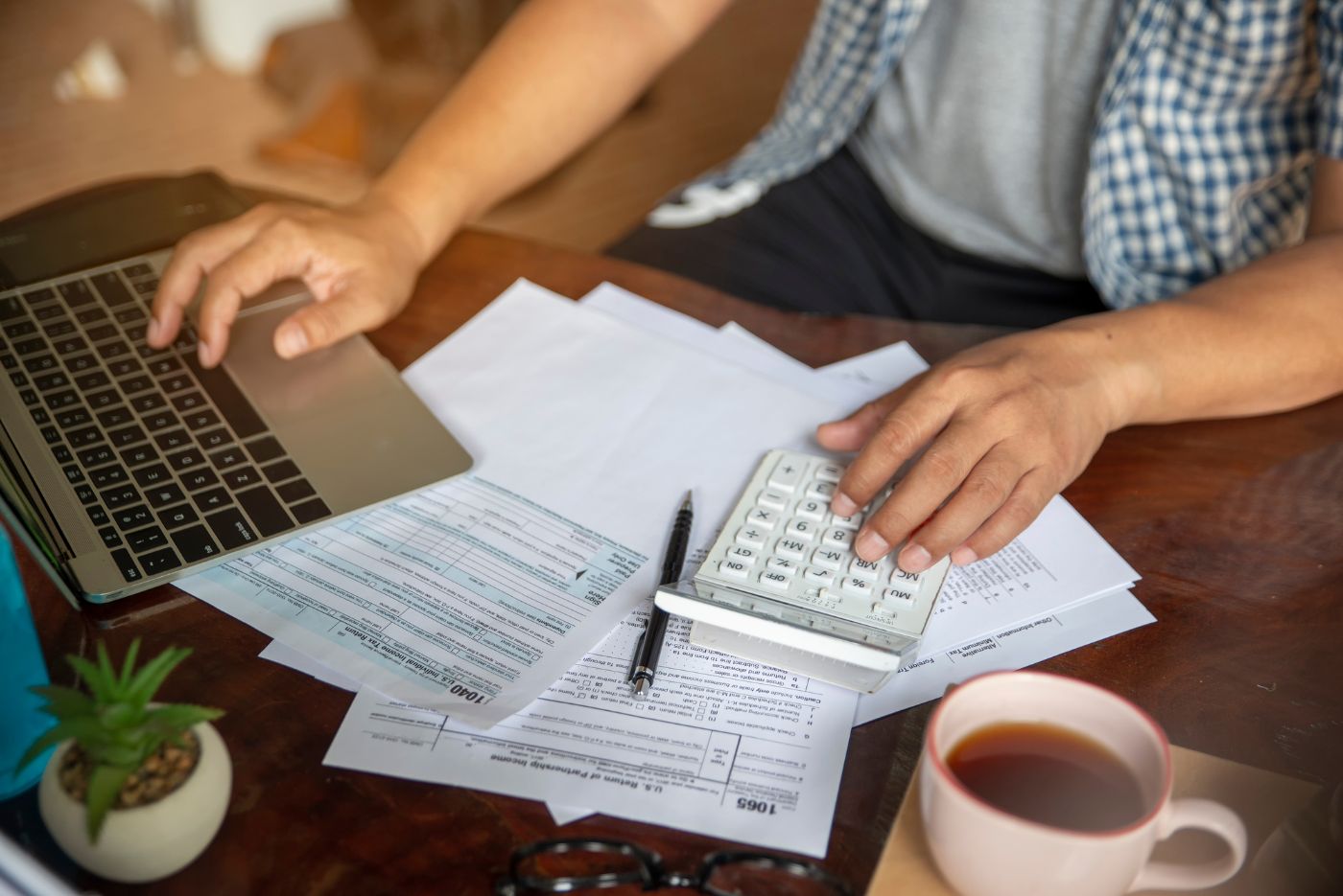 planning-budget-desk-laptop