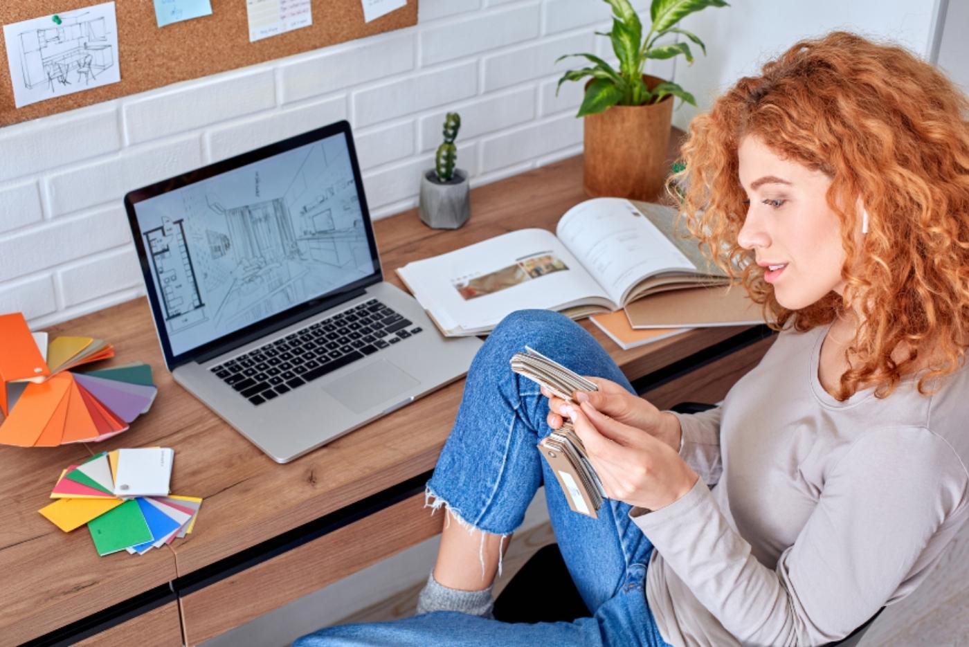 woman sitting on the chair